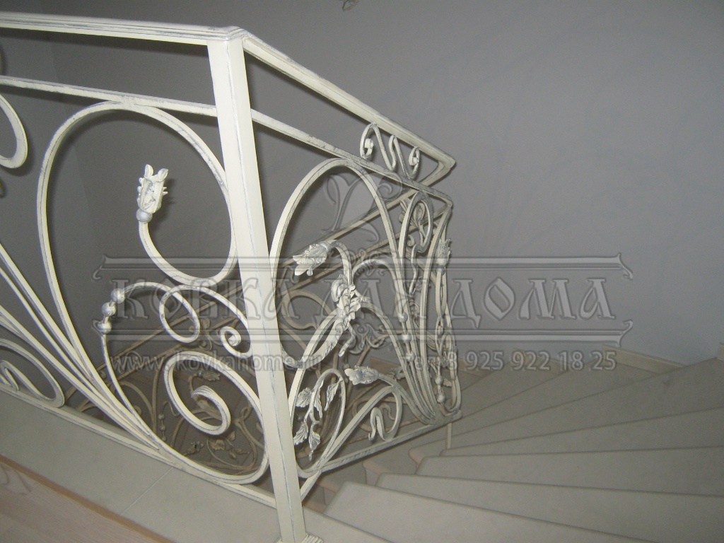 Кованые перила для частного дома классические с коваными элементами.
