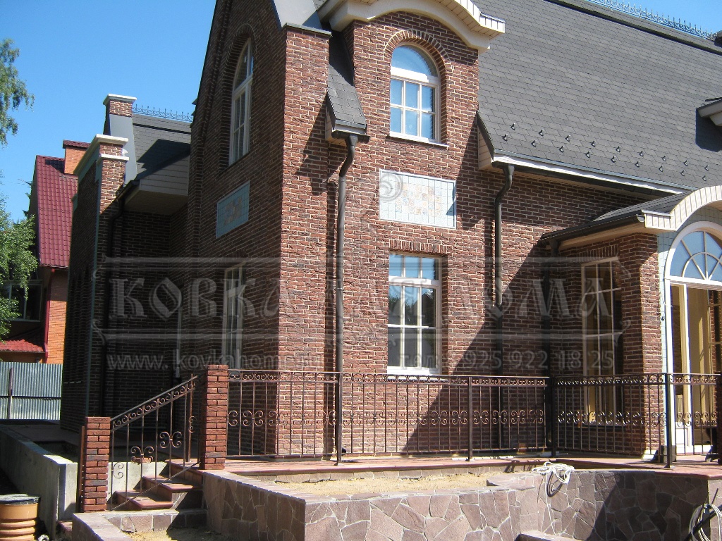 Кованые перила для частного дома классические с коваными элементами.