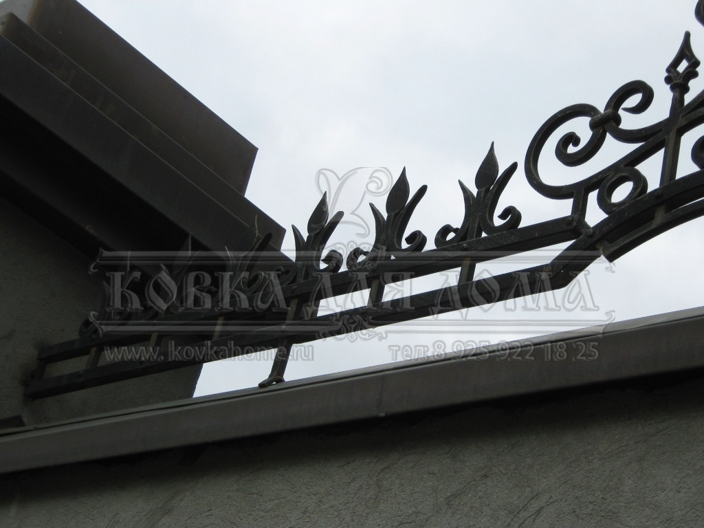 Кованое навершие на забор фото пример выполненой работы от мастерской kovkahome.ru г. Москва